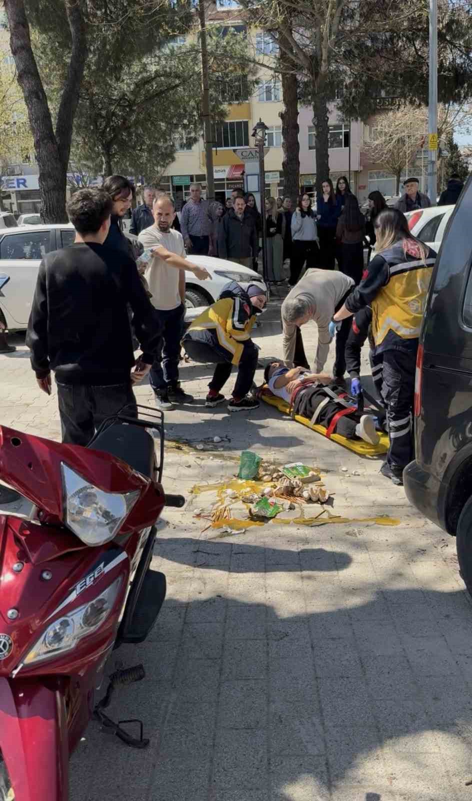 canakkalede motosiklet yayaya carpti 2 kisi yarali 2 5NwynA95