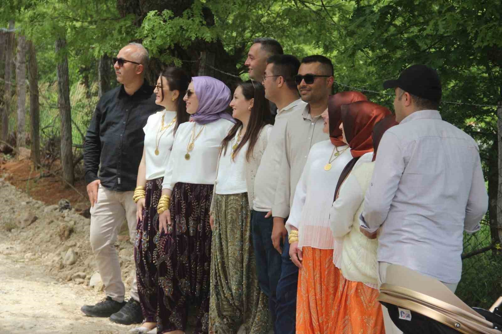 canakkalede o sokaktan gecenler hayatinin askini buluyor 2 rzghHXQh