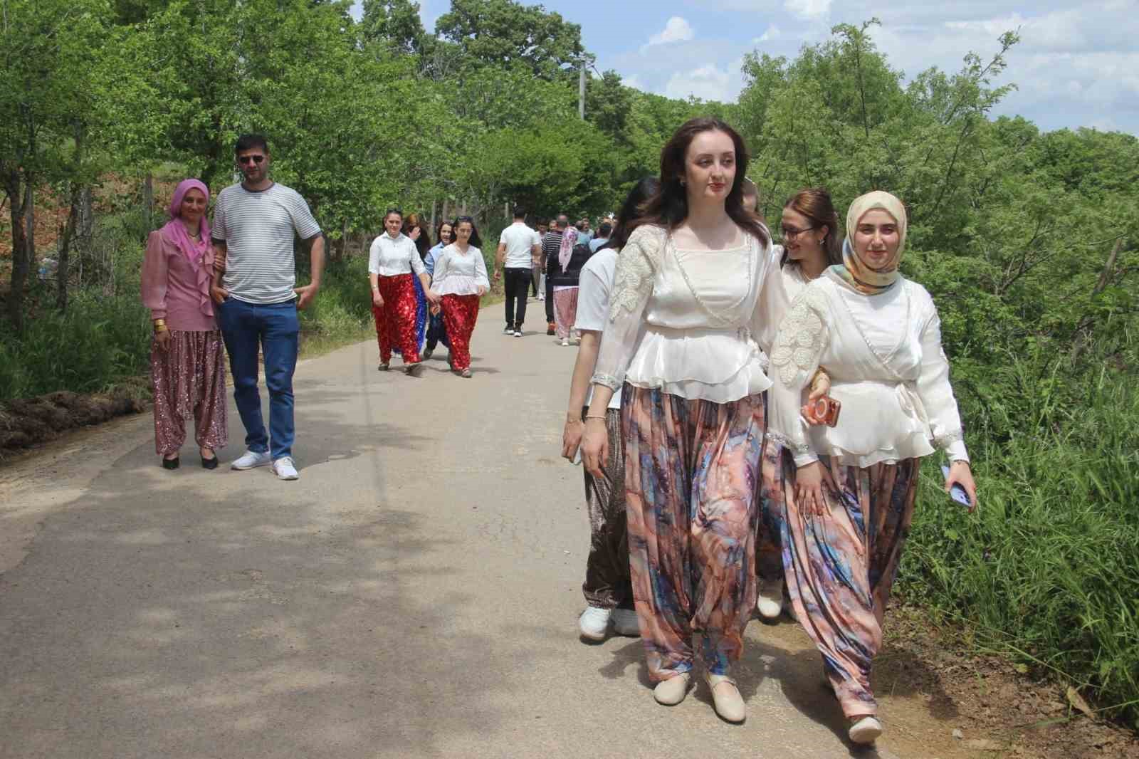 canakkalede o sokaktan gecenler hayatinin askini buluyor 4 mGCDdYCX