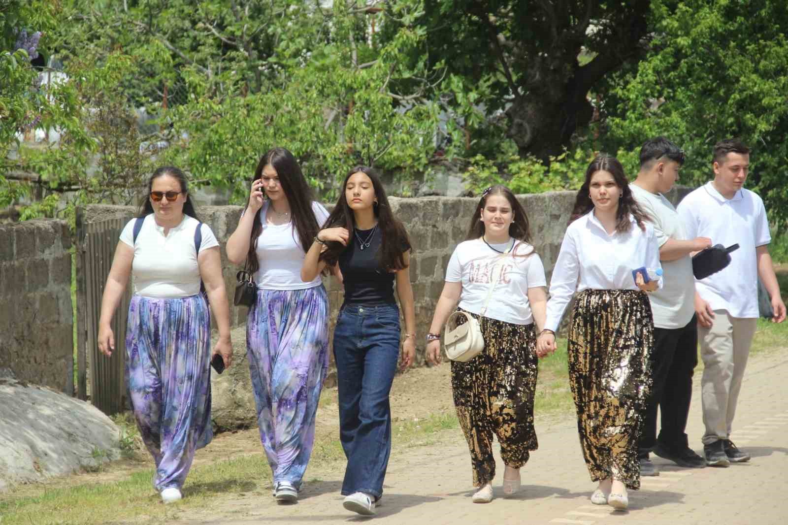 canakkalede o sokaktan gecenler hayatinin askini buluyor 6 ckuZfR1h