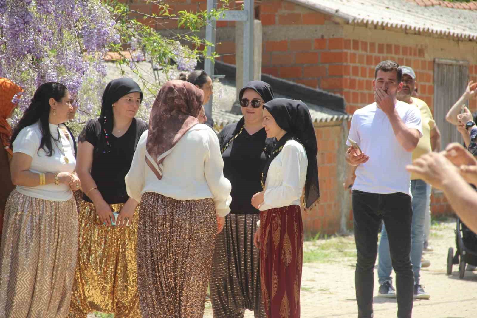 canakkalede o sokaktan gecenler hayatinin askini buluyor 8