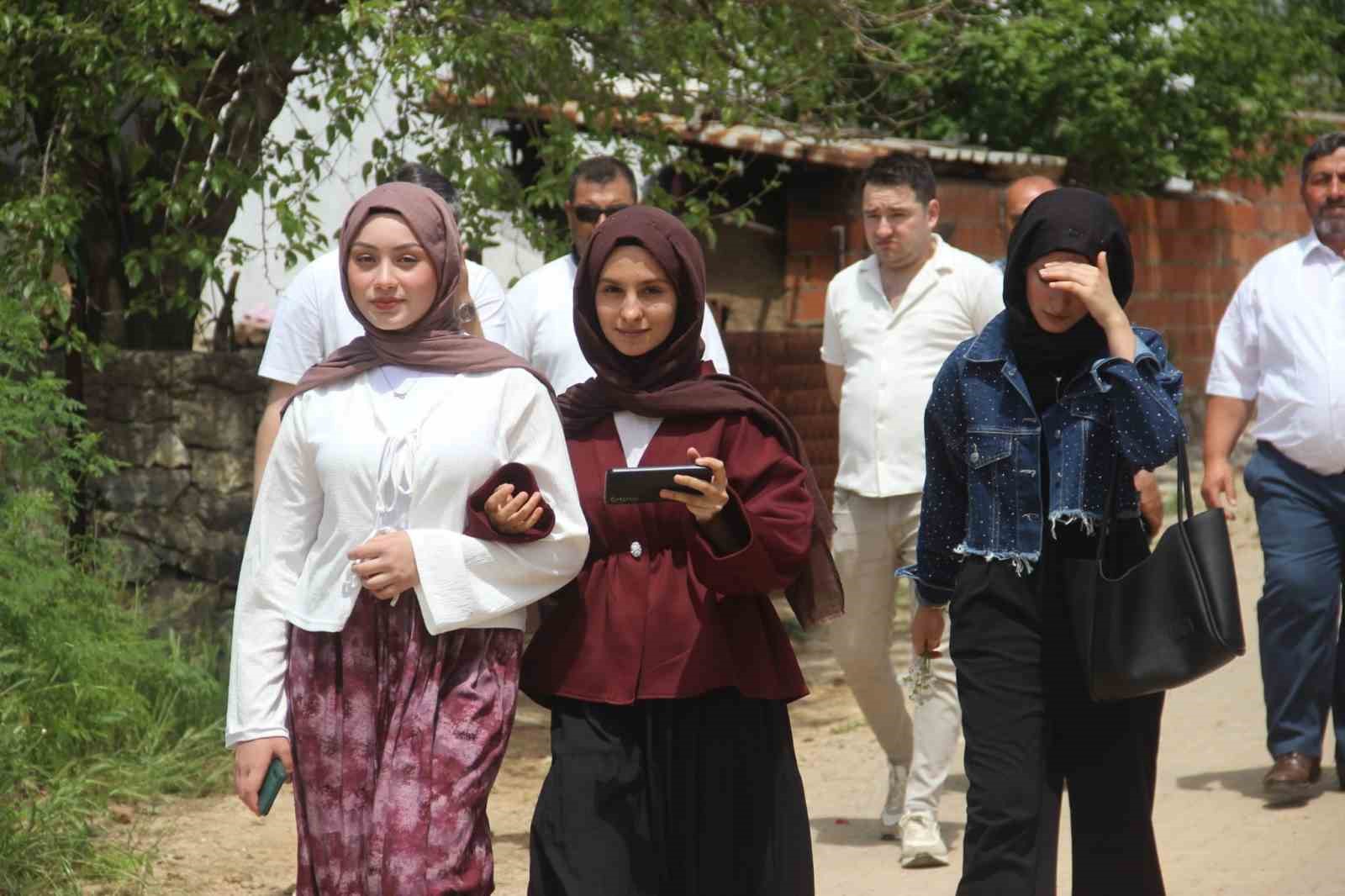 canakkalede o sokaktan gecenler hayatinin askini buluyor 9 rLjmygkY