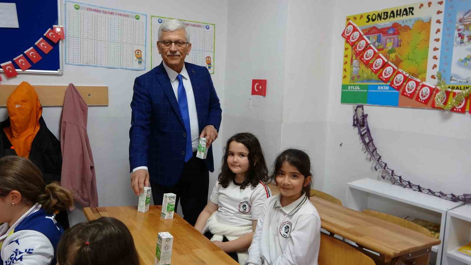 Çanakkale’de öğrencilere ücretsiz süt ikramı 4 canakkalede ogrencilere ucretsiz sut ikrami 0 Y4FdsRjG