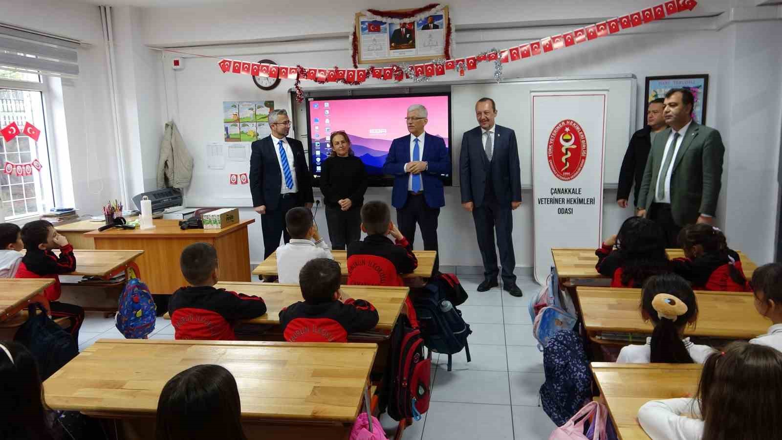 Çanakkale’de öğrencilere ücretsiz süt ikramı 6 canakkalede ogrencilere ucretsiz sut ikrami 2