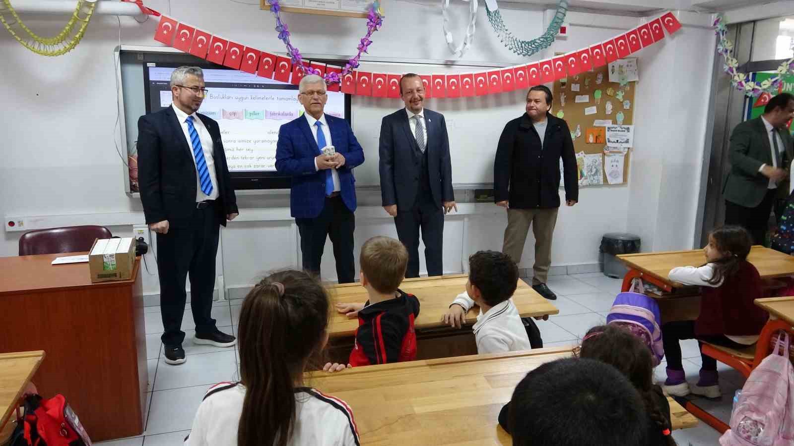 Çanakkale’de öğrencilere ücretsiz süt ikramı 8 canakkalede ogrencilere ucretsiz sut ikrami 4 MYL1RgNi