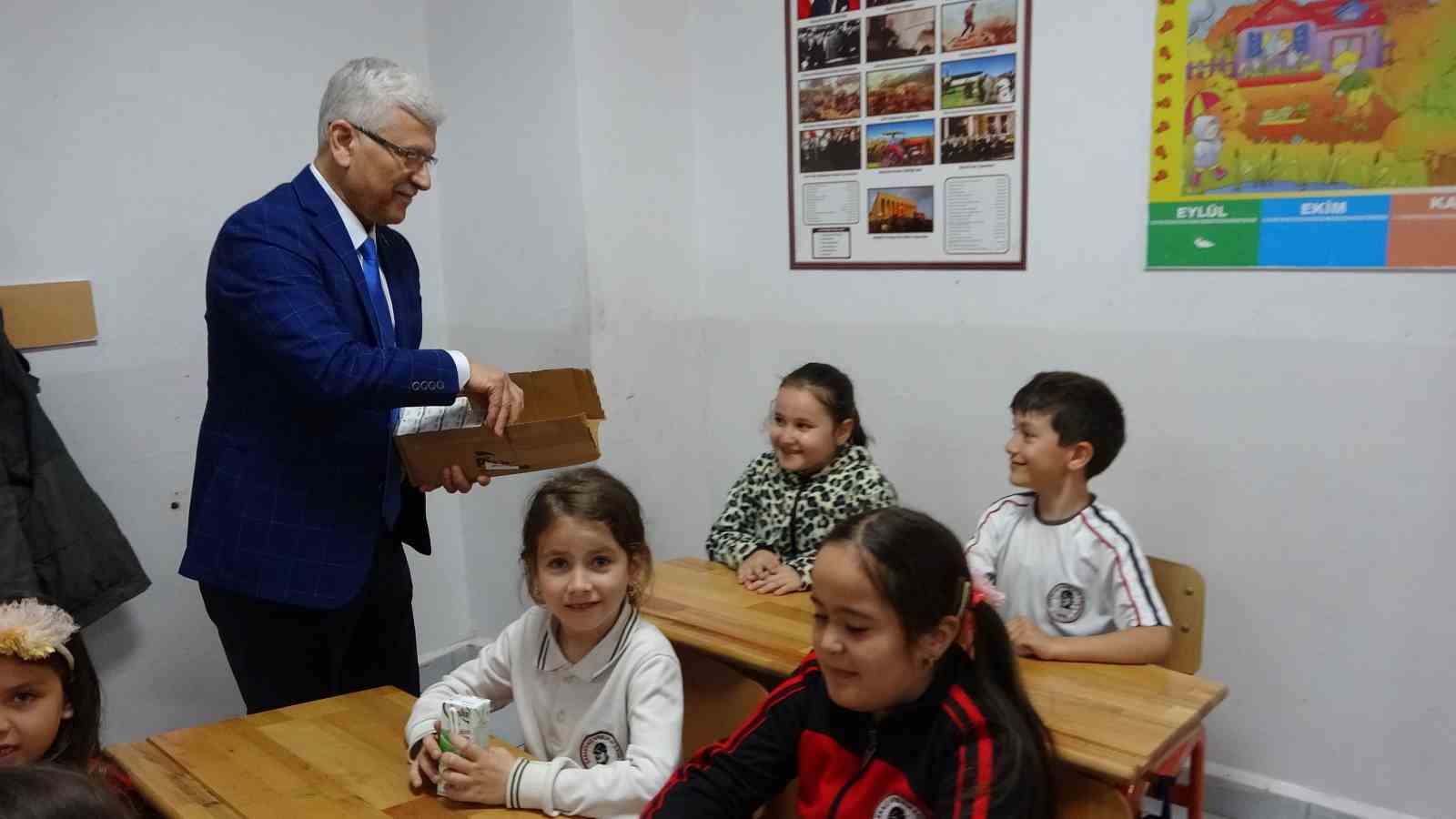 Çanakkale’de öğrencilere ücretsiz süt ikramı 9 canakkalede ogrencilere ucretsiz sut ikrami 5 YqgQg9Lc