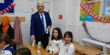 canakkalede-ogrencilere-ucretsiz-sut-ikrami-M9UYK94x.jpg