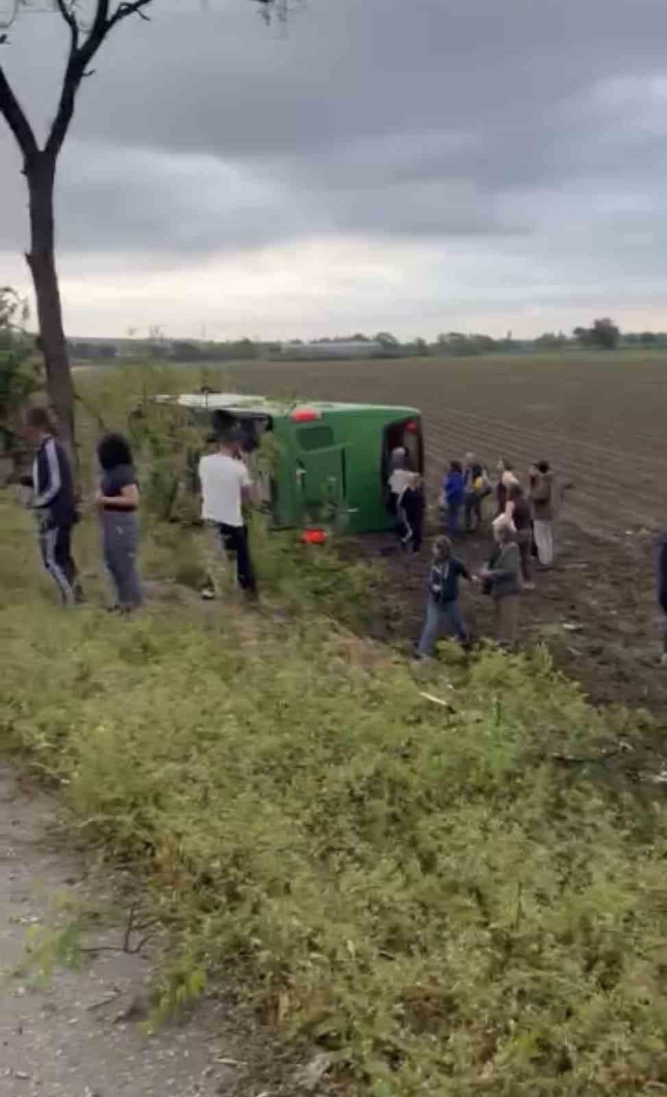canakkalede otobus devrildi cok sayida yarali var 0 O8rWcLG7