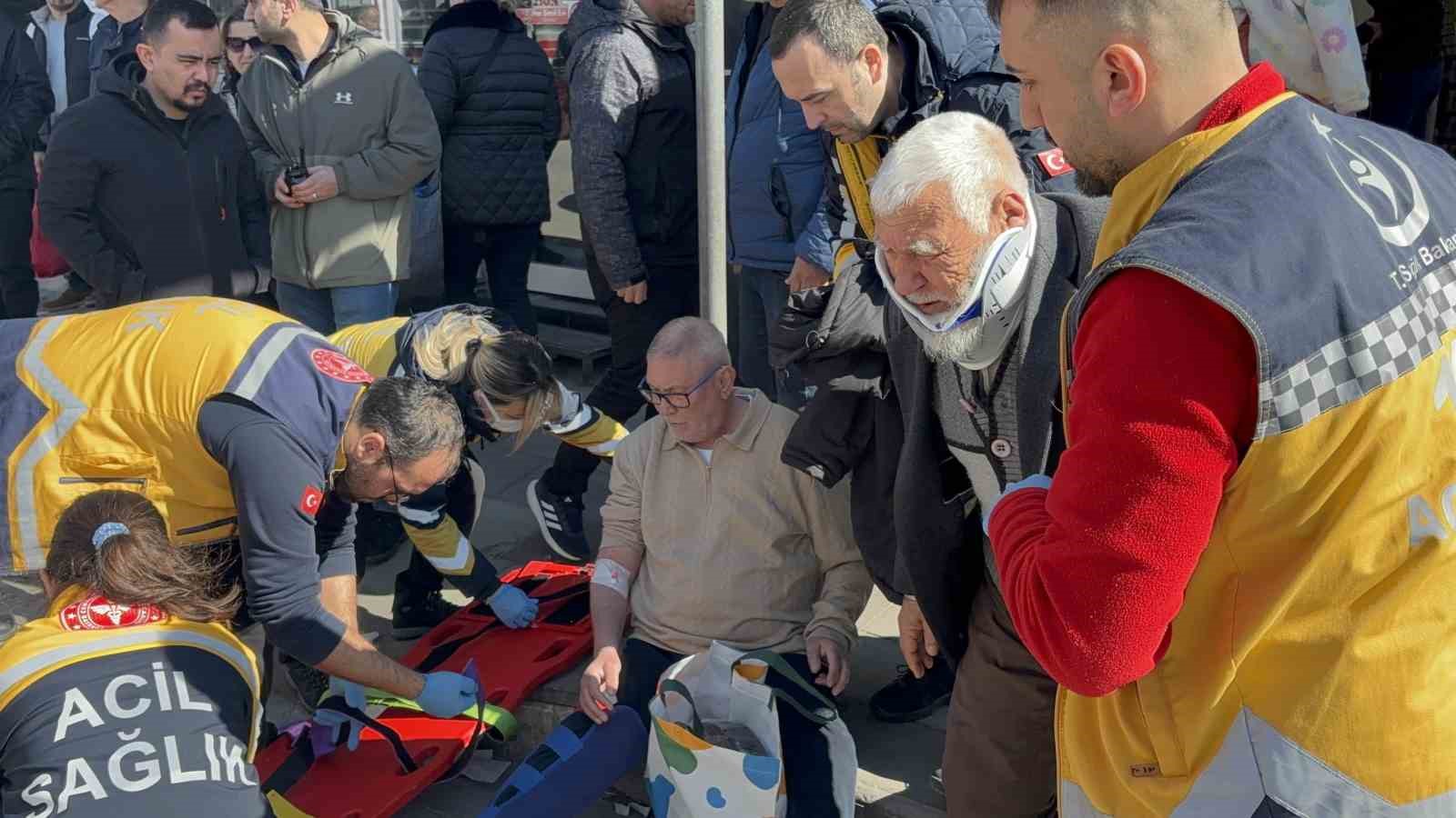 canakkalede ozel halk otobusu yayaya carpti 8 yarali 0 DNqwYnG8