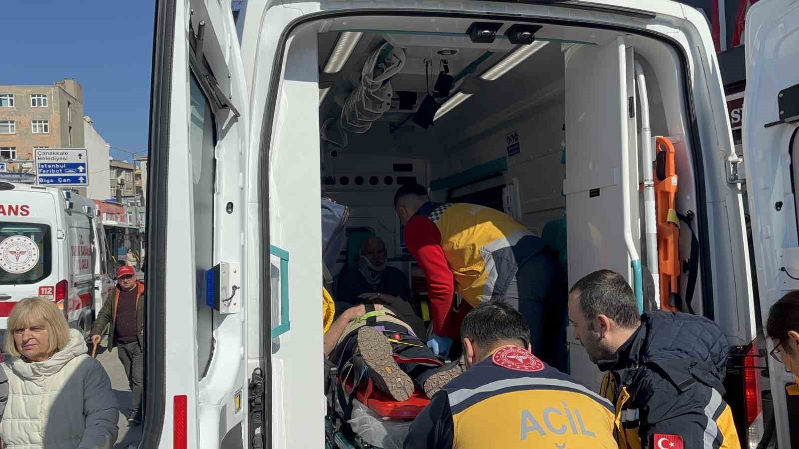 canakkalede ozel halk otobusu yayaya carpti 8 yarali 10 mmjRTLqa