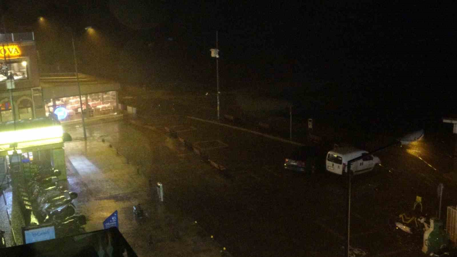 canakkalede saganak sonrasi cadde ve sokaklar gole dondu 2 3Gsc4YMy