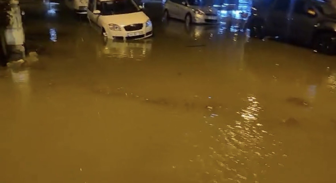 canakkalede saganak sonrasi cadde ve sokaklar gole dondu 3