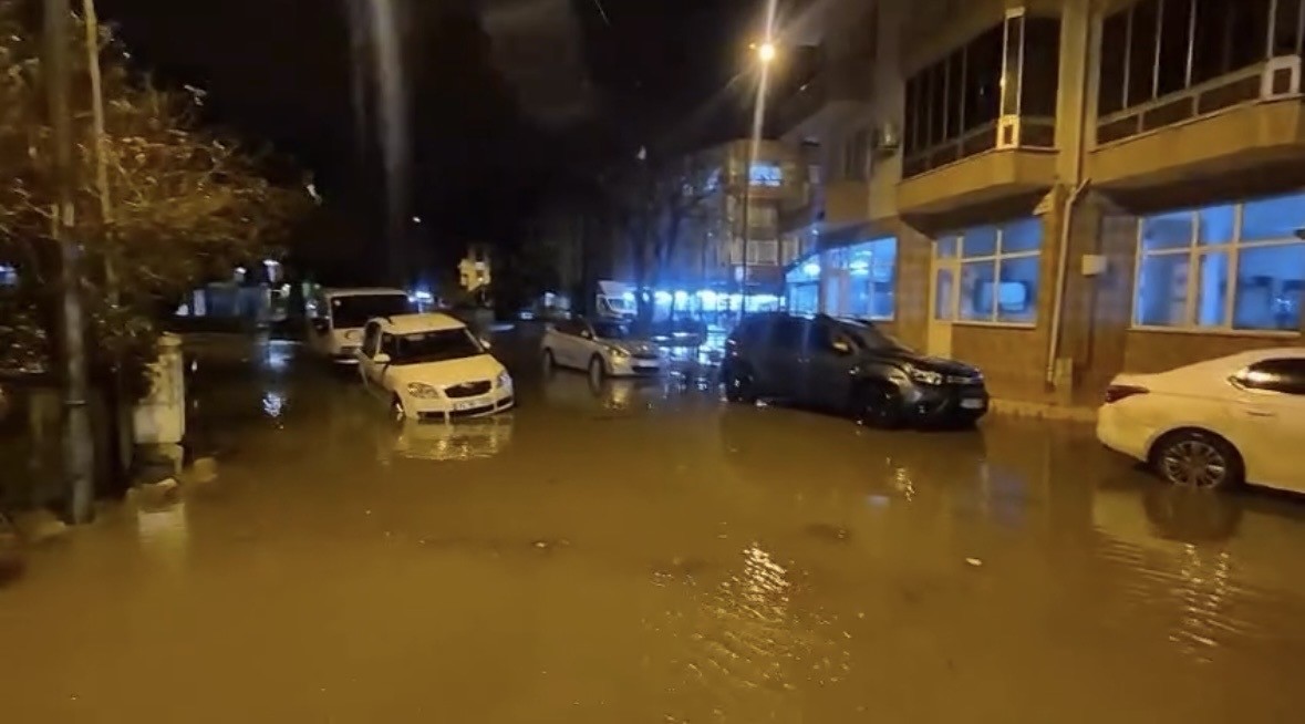 canakkalede saganak sonrasi cadde ve sokaklar gole dondu 4 uq2KnQT6