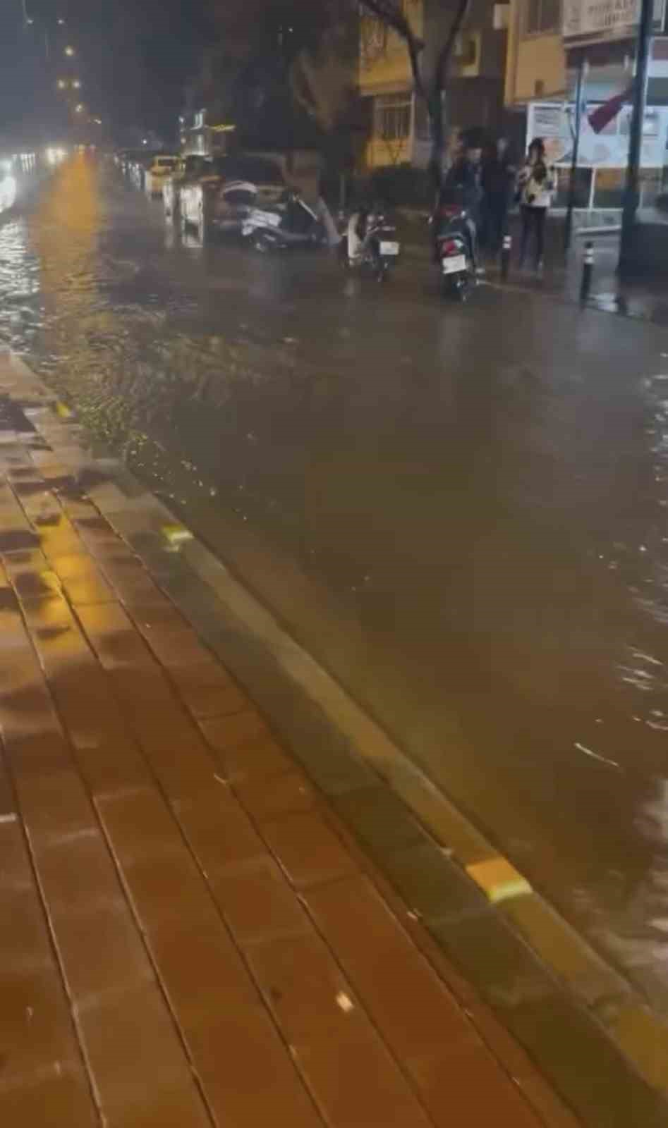 canakkalede saganak sonrasi cadde ve sokaklar gole dondu 7 Lufshjai