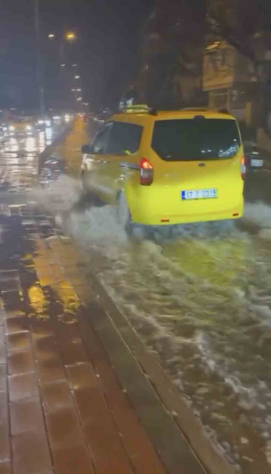 canakkalede saganak sonrasi cadde ve sokaklar gole dondu 8 Vjy9knIE