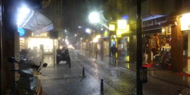 canakkalede-saganak-sonrasi-cadde-ve-sokaklar-gole-dondu-XKMvlBA9.jpg