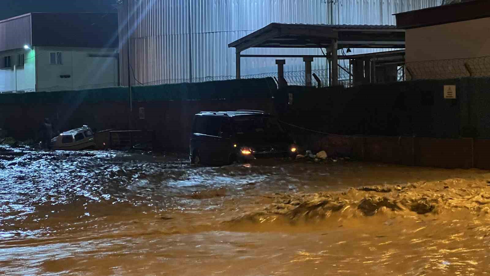 canakkalede saganak yagis nedeniyle kepez cayi tasti sahil yolu trafige kapatildi 5 5tEbAFaF