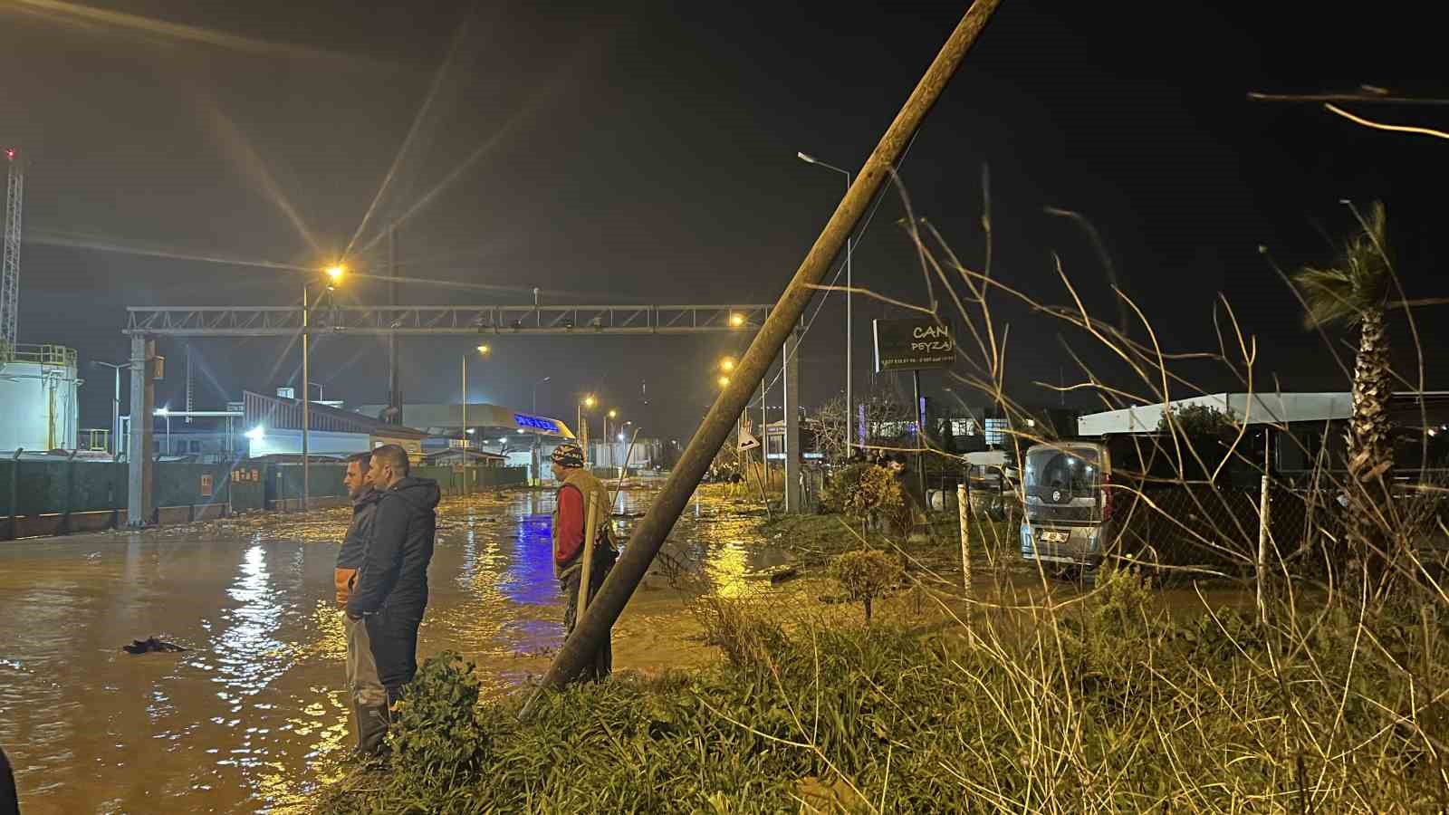 canakkalede saganak yagis nedeniyle kepez cayi tasti sahil yolu trafige kapatildi 6 PPdcPkqQ