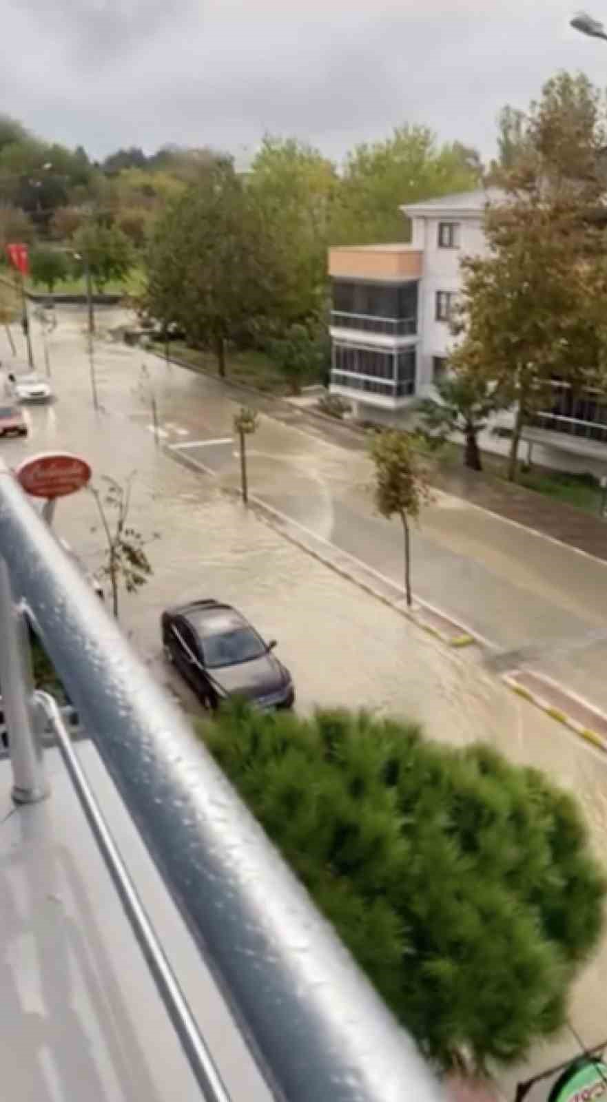 canakkalede saganak yagista sokaklar sular altinda kaldi 0 DleyfFYP