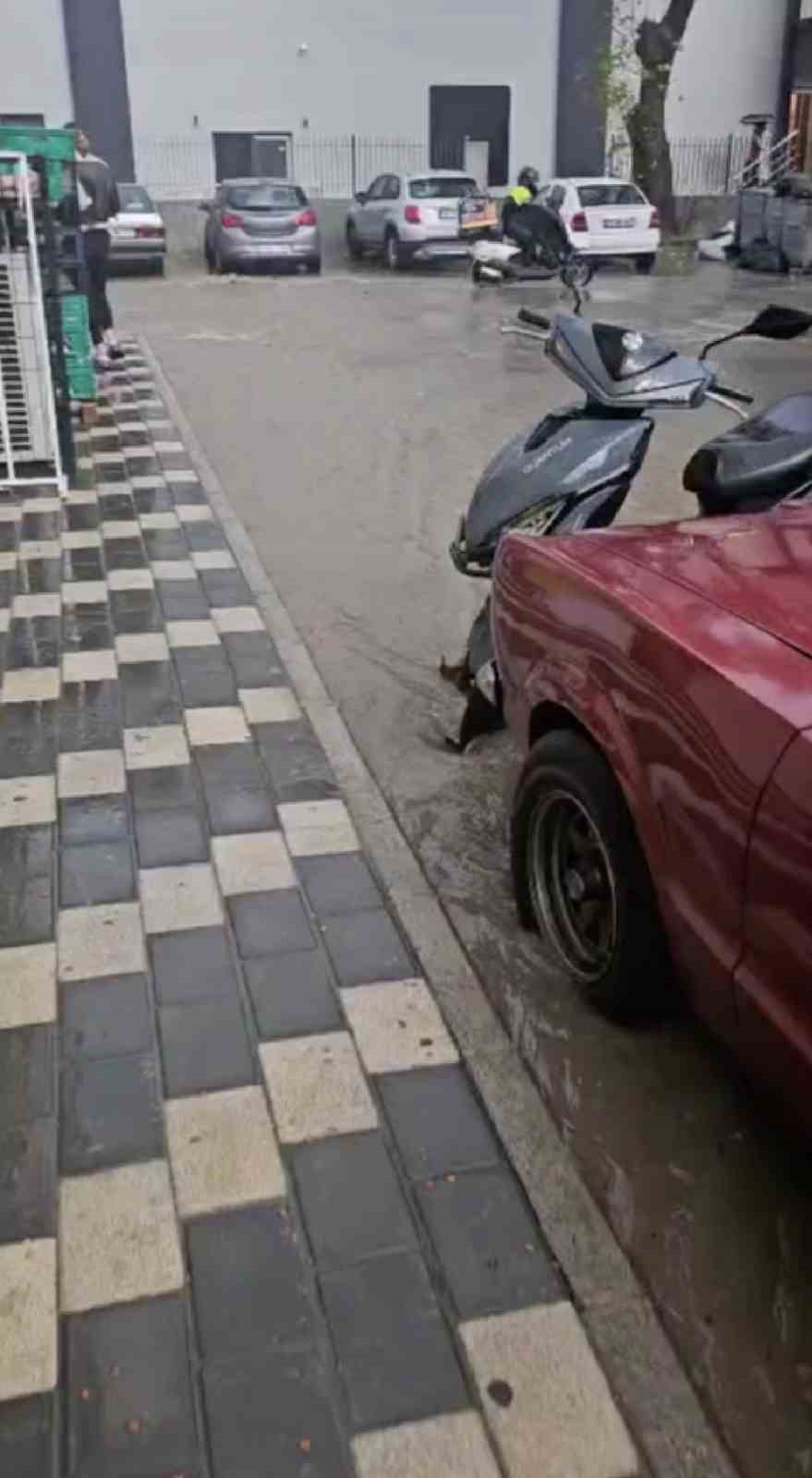 canakkalede saganak yagista sokaklar sular altinda kaldi 3 YDqygBBl