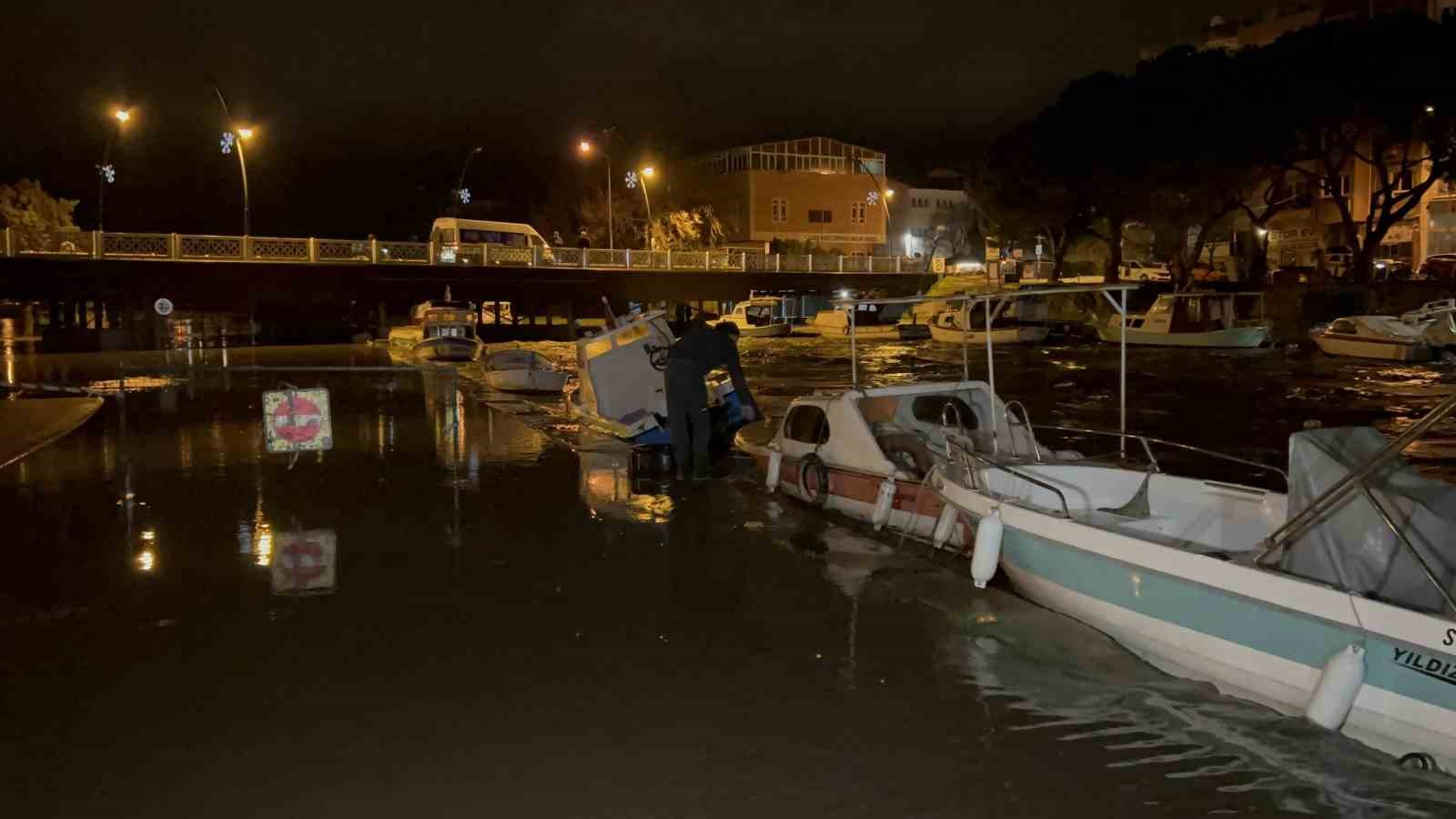 canakkalede saricay tasti is yerleri sular altinda kaldi 15 lfuPnqga