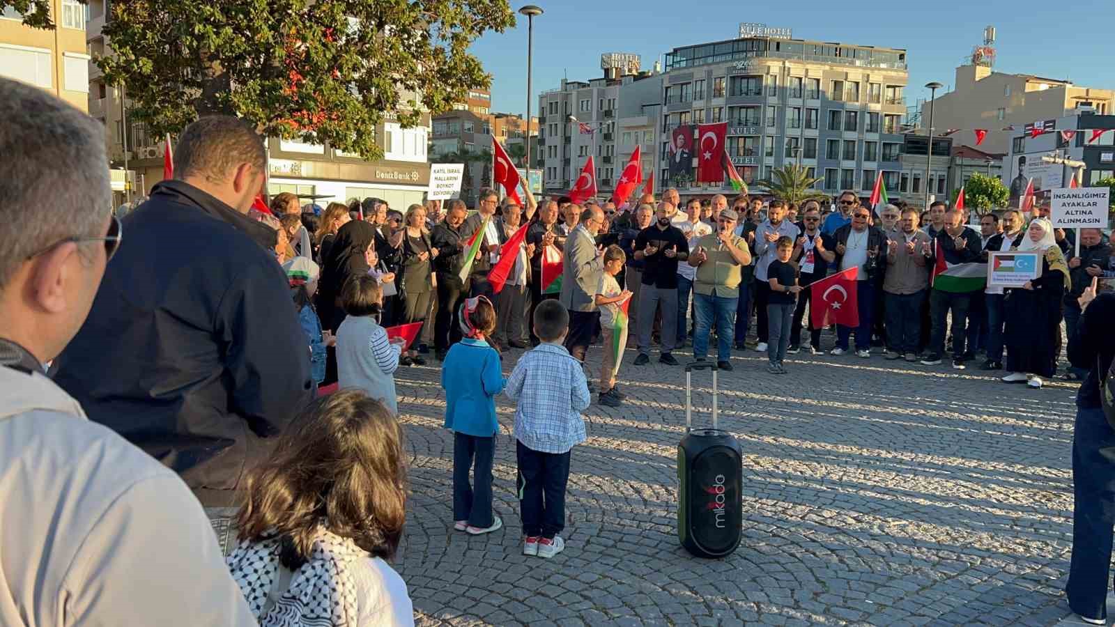 canakkalede sumud filosundaki aktivistlere destek gosterisi 1 SIWbIHK6