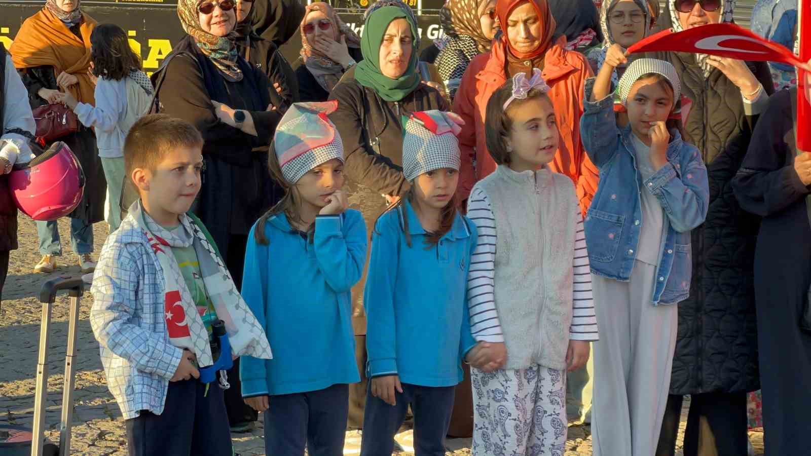 canakkalede sumud filosundaki aktivistlere destek gosterisi 3 F77vjtj3