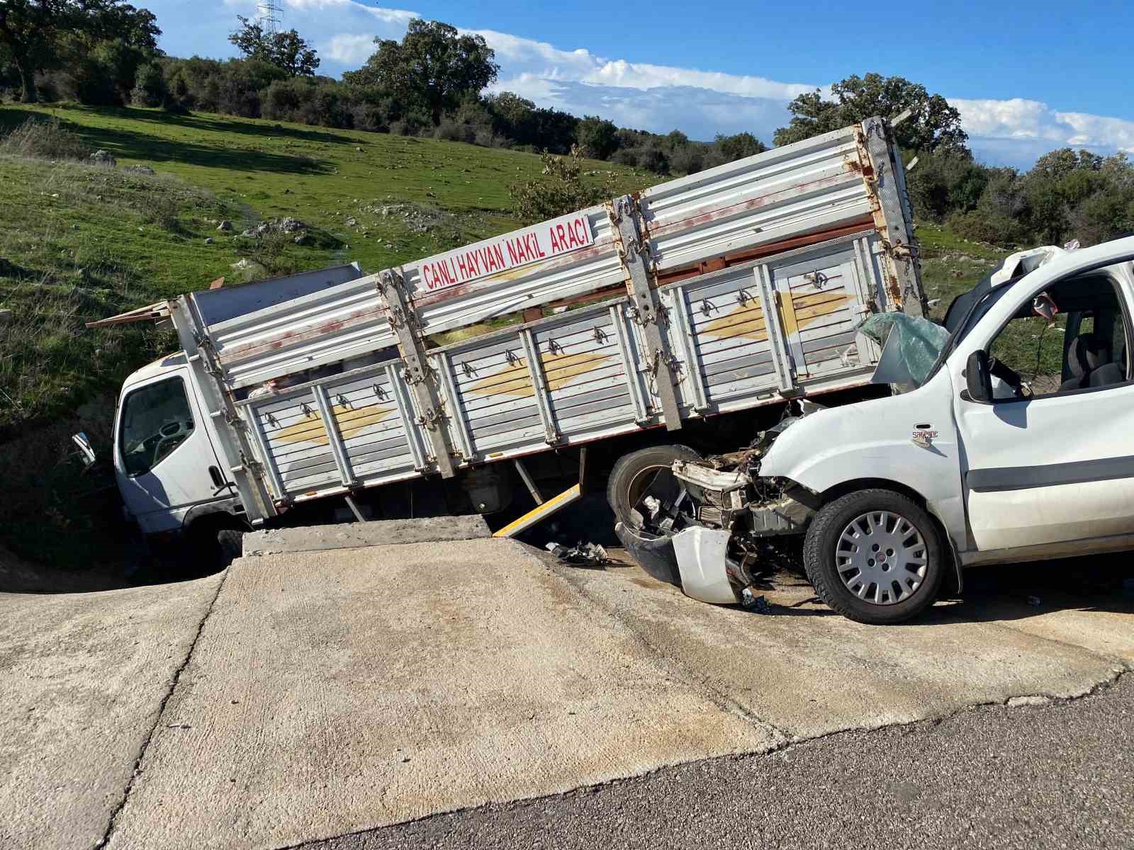 canakkalede ticari aracla kamyonet carpisti 2si agir 5 yarali 0