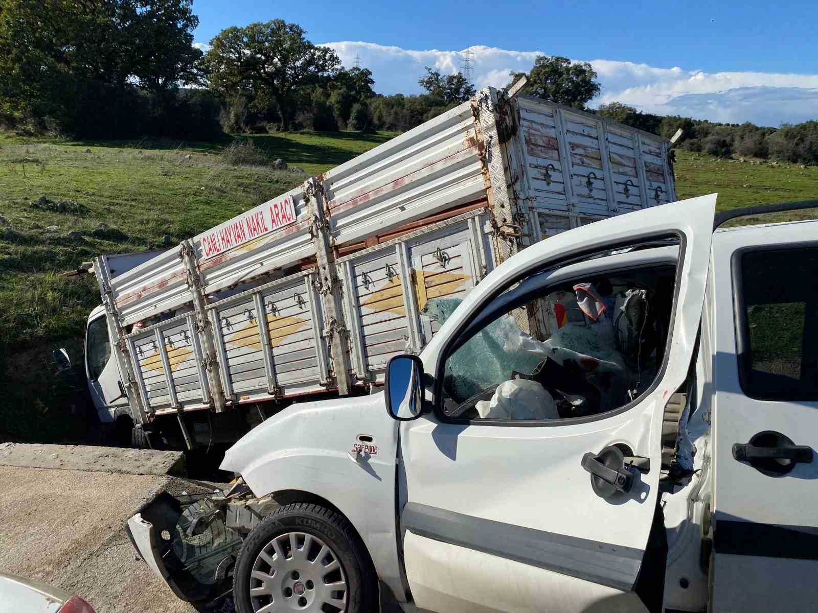 canakkalede ticari aracla kamyonet carpisti 2si agir 5 yarali 1 4eBUhJGb