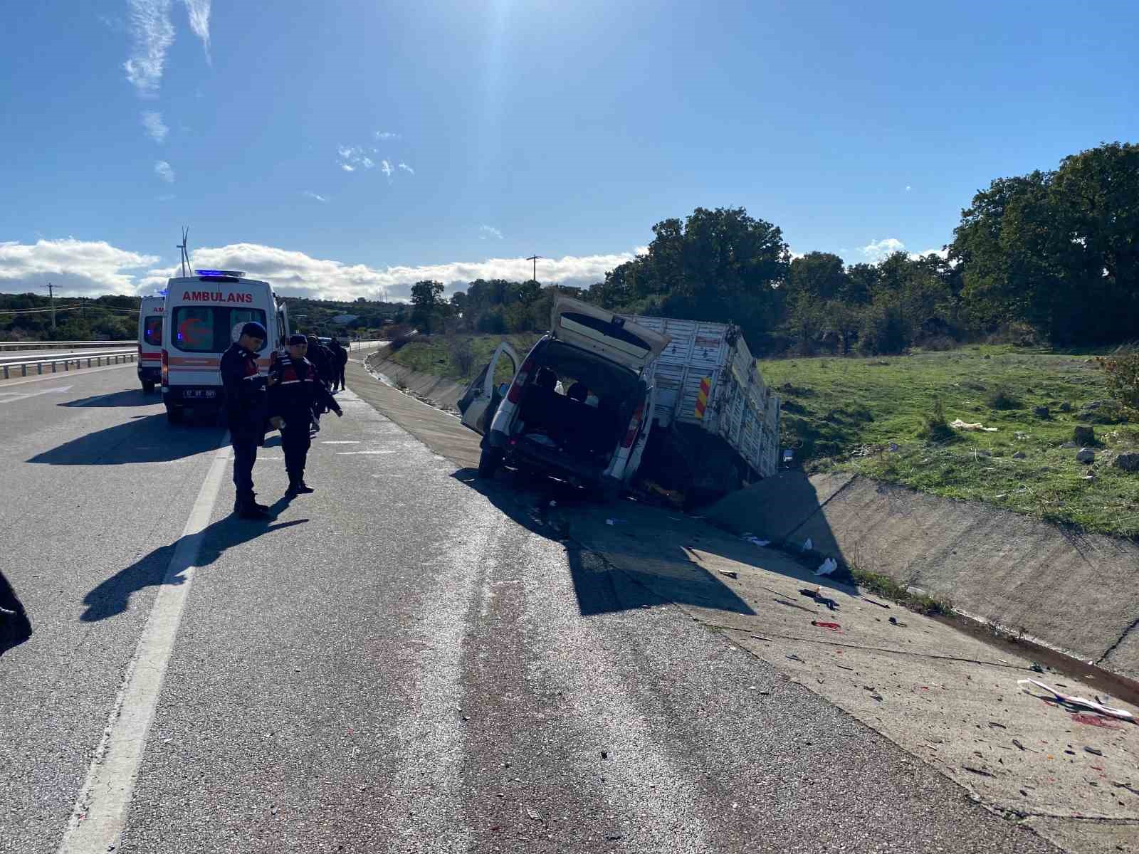 canakkalede ticari aracla kamyonet carpisti 2si agir 5 yarali 5 IwimVzAl