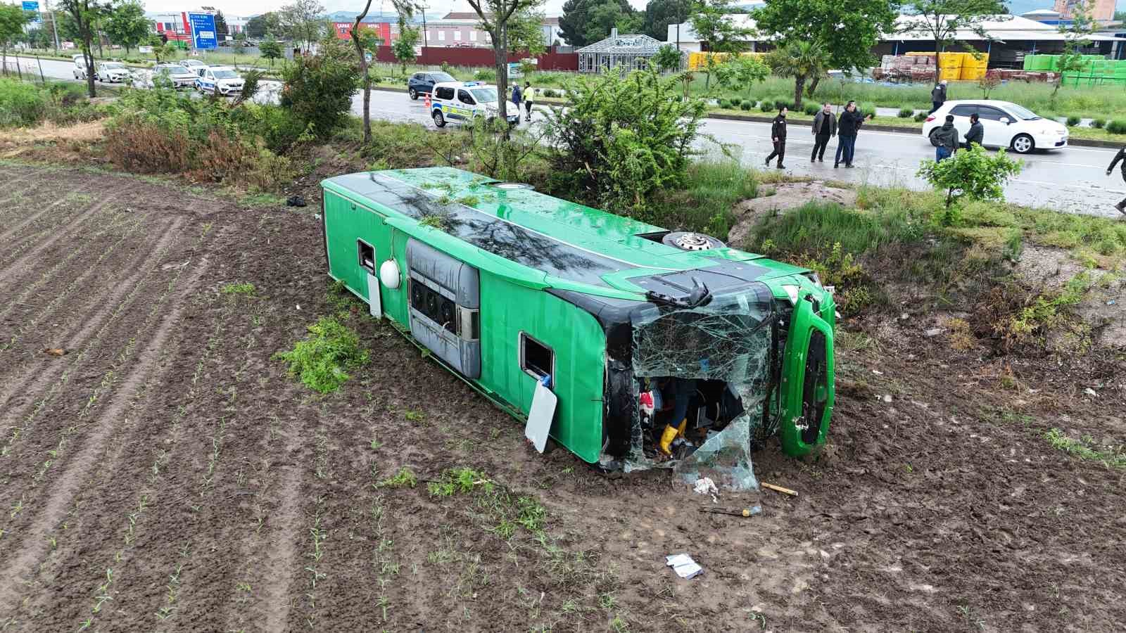 canakkalede tur otobusu devrildi 46 yarali 0 KIuPRyuO