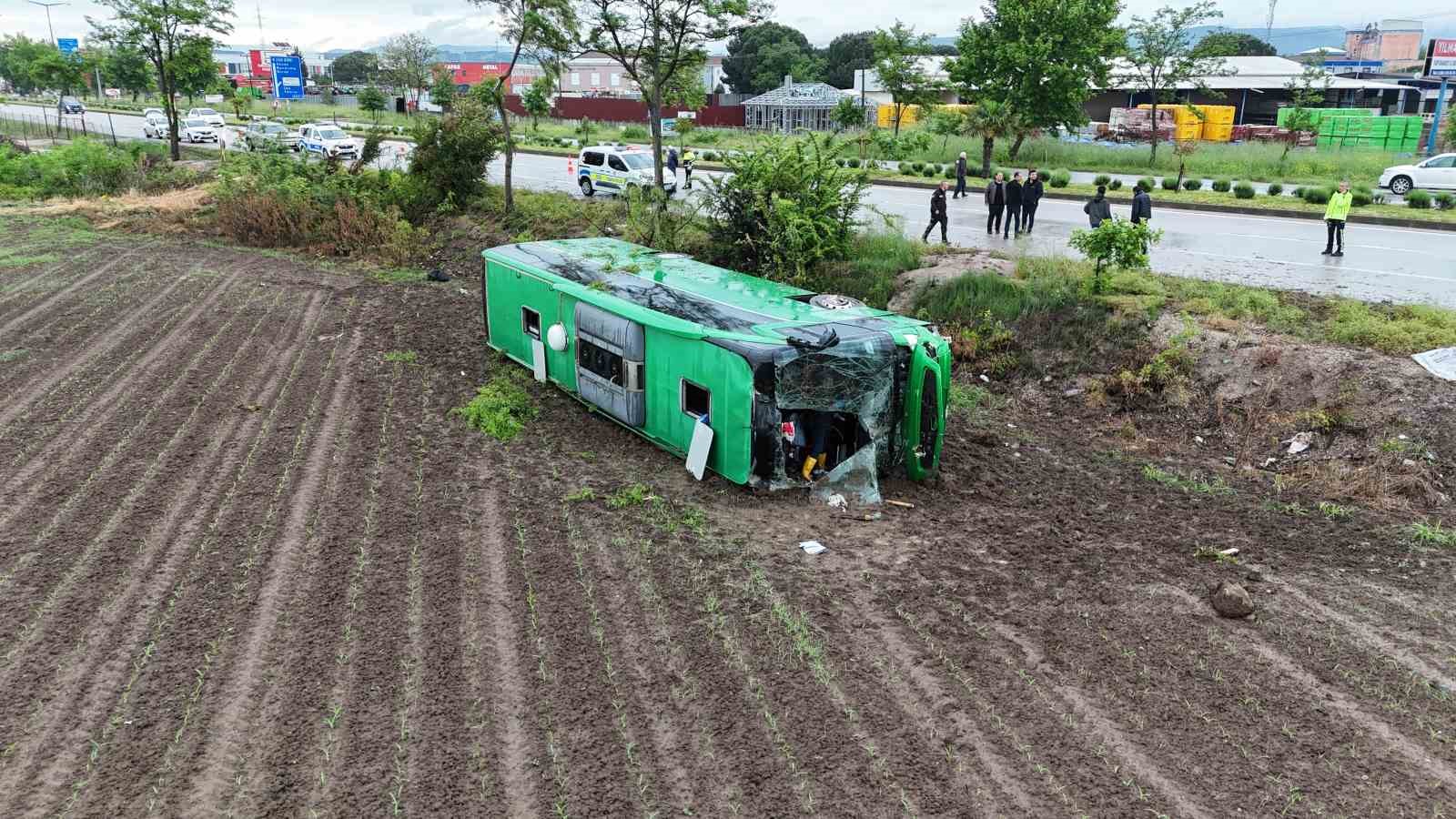 canakkalede tur otobusu devrildi 46 yarali 3 BlTWtHpt