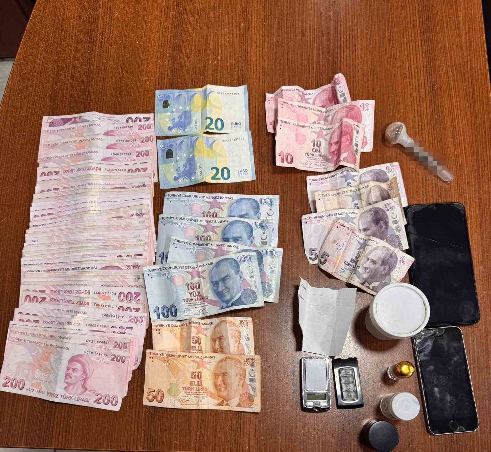 Çanakkale’de uyuşturucu taciri 5 şüpheli tutuklandı 6 canakkalede uyusturucu taciri 5 supheli tutuklandi 2 Aa3EYGin