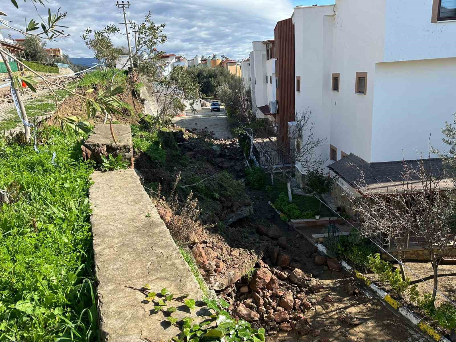 canakkalede yagislar sebebiyle bir sitenin istinat duvari coktu 2