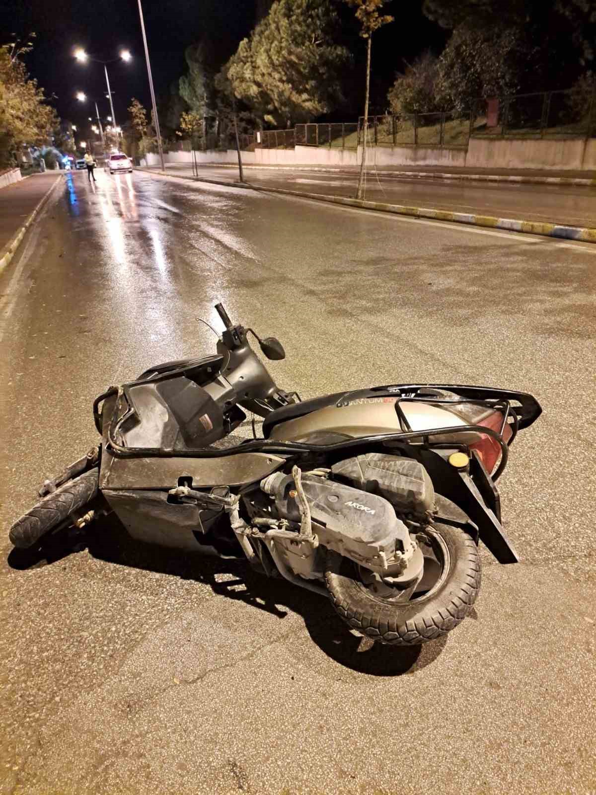 Çanakkale’de yağmur nedeniyle kayganlaşan yolda düşen motosikletli hayatını kaybetti 4 canakkalede yagmur nedeniyle kayganlasan yolda dusen motosikletli hayatini kaybetti 0