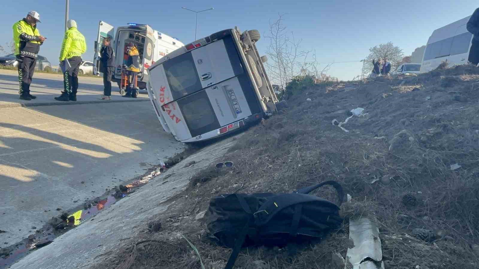 canakkalede yolcu minibusu devrildi 8 yarali 4 gAL5izdT