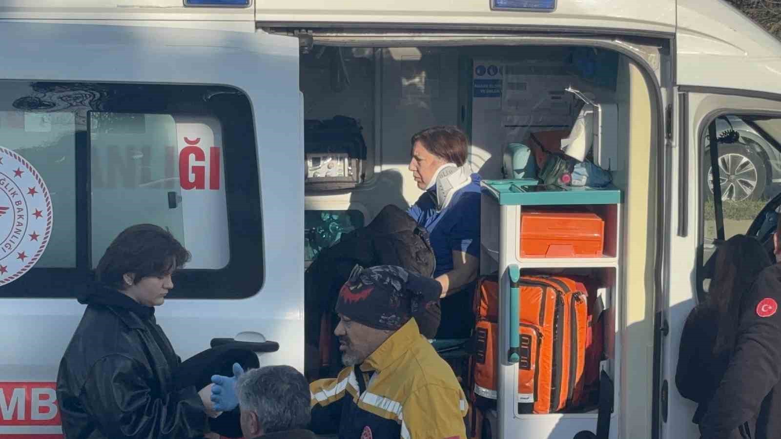 canakkalede yolcu minibusu devrildi 8 yarali 7 hQg3qE3m
