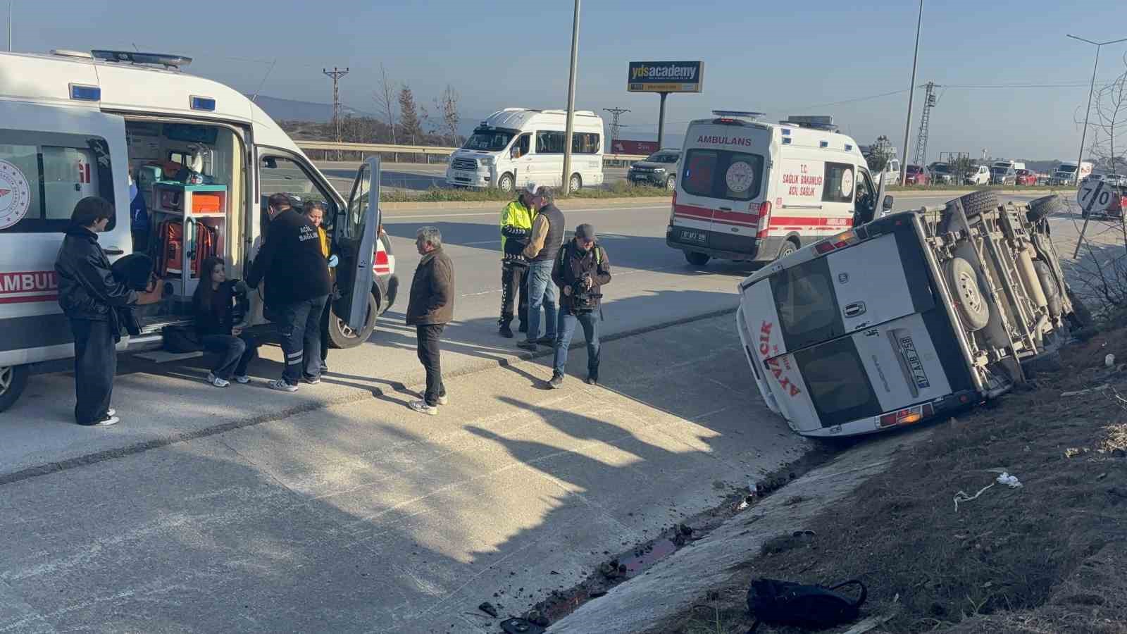 canakkalede yolcu minibusu devrildi 8 yarali 8 vKEPnsOs