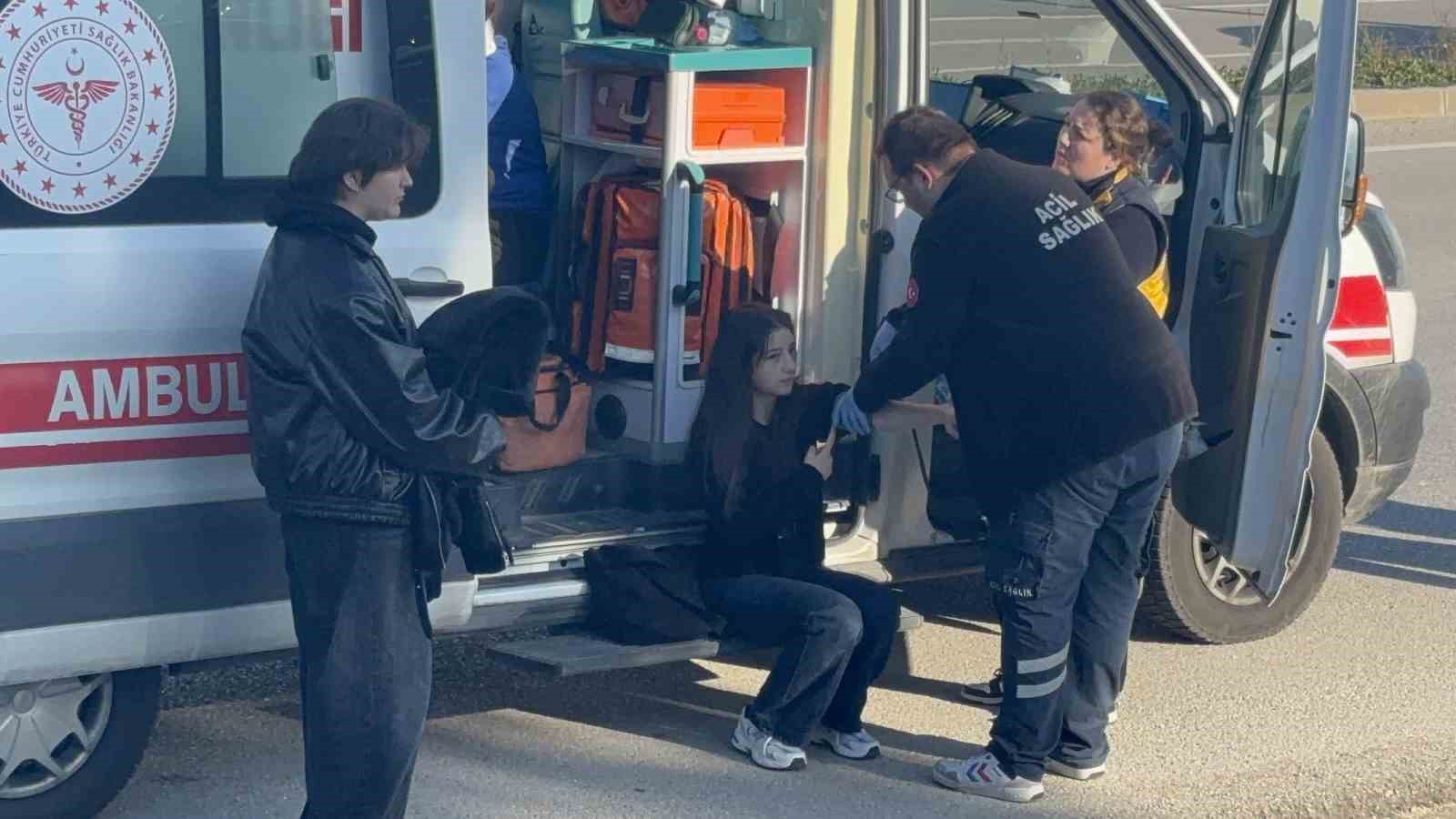 canakkalede yolcu minibusu devrildi 8 yarali 9 Ra8wfHVy