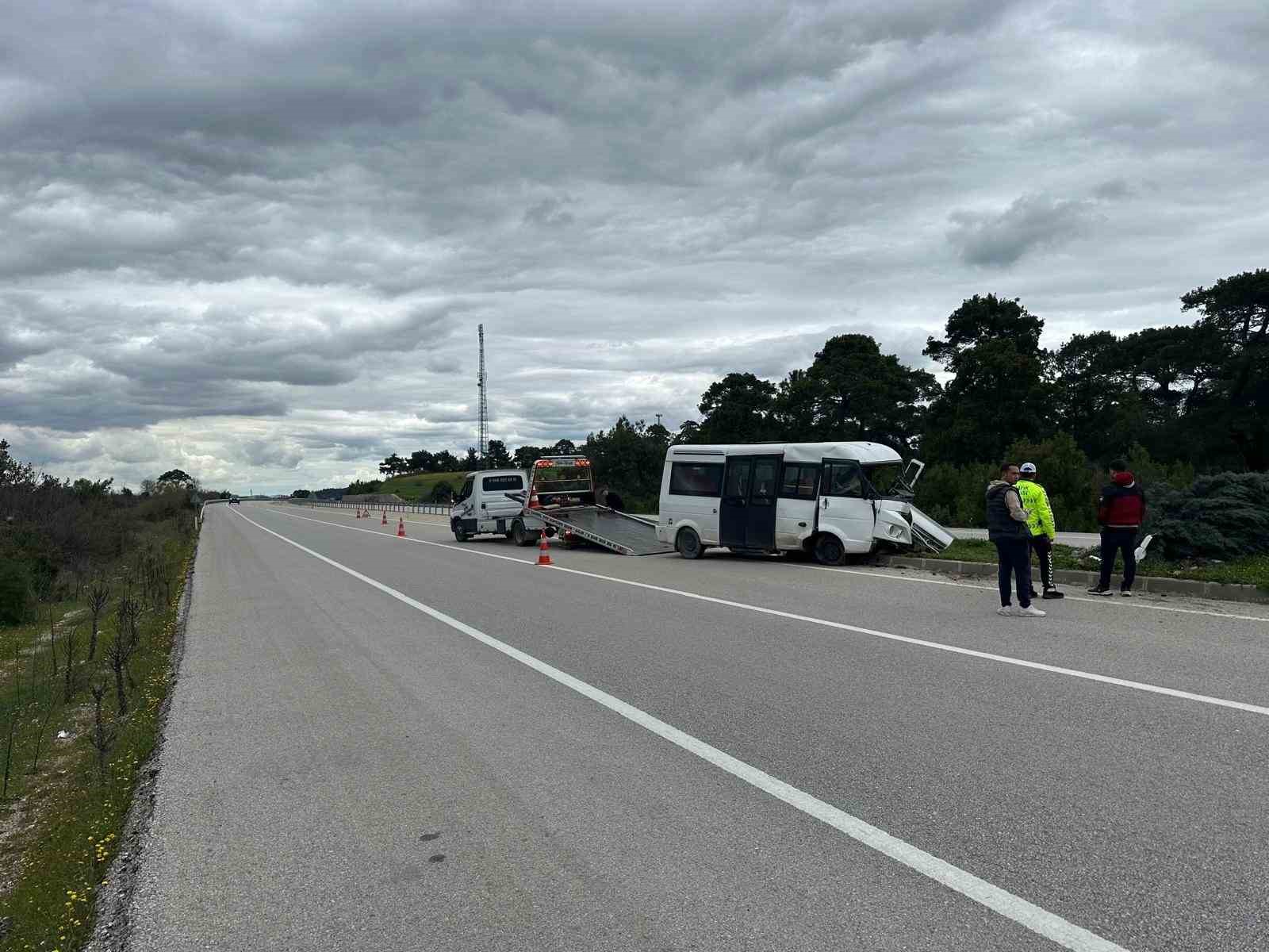 canakkalede yoldan cikan minibus refuje cikti 2 kisi yaralandi 0 Sja2EFvI