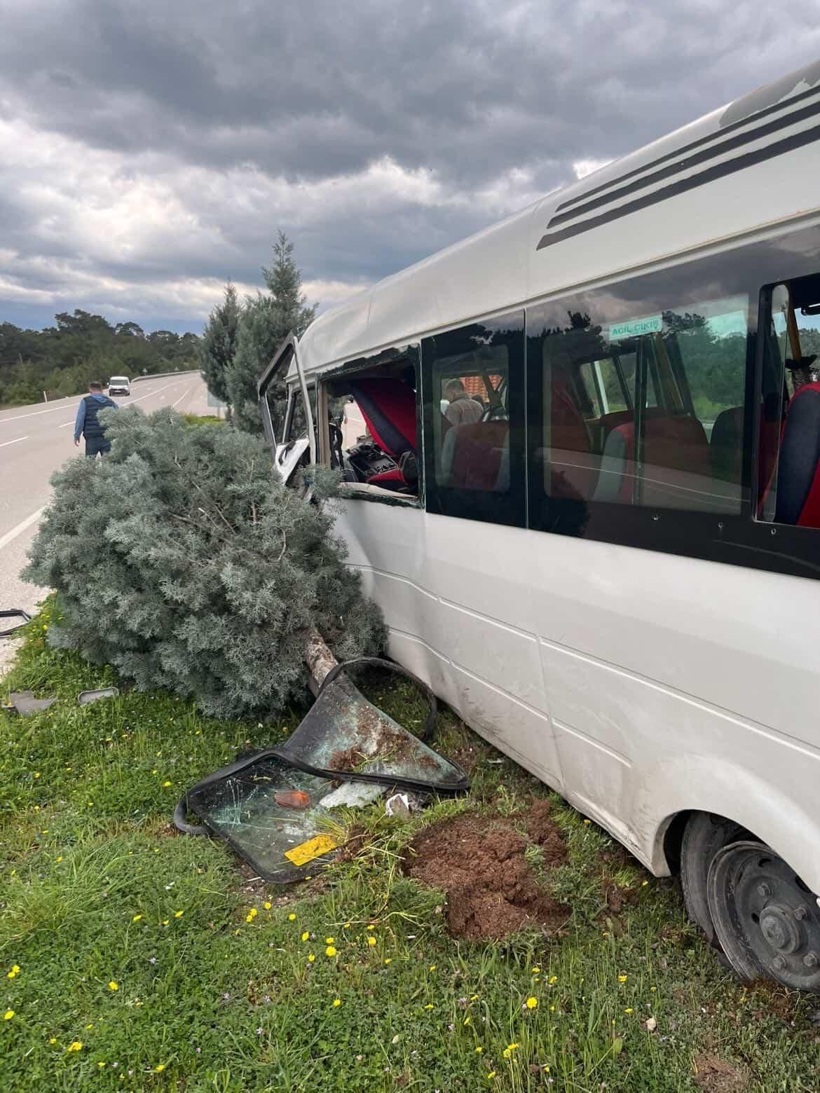 canakkalede yoldan cikan minibus refuje cikti 2 kisi yaralandi 1