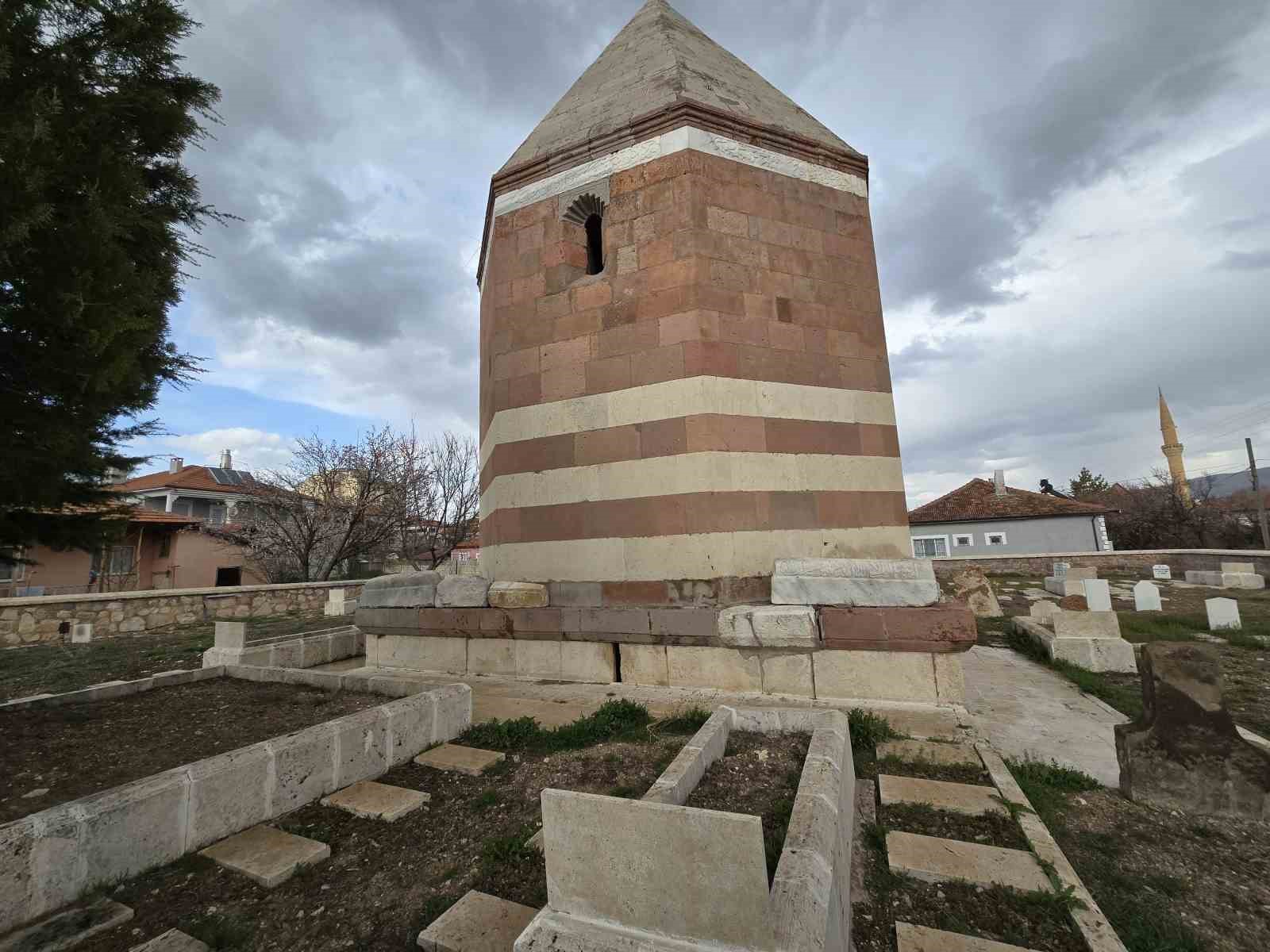 candirdaki 5 asirlik turbe tarihe isik tutuyor 3