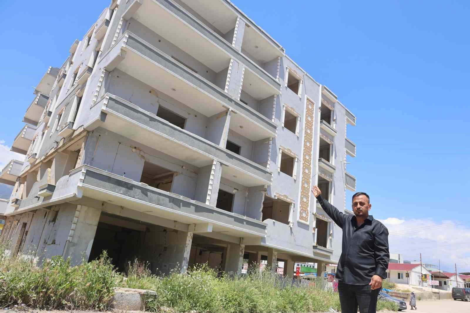 canini hice sayan hayvanseverin agir hasarli binadan kopegi kurtardigi anlar kamerada 1 lOFdSQ7n