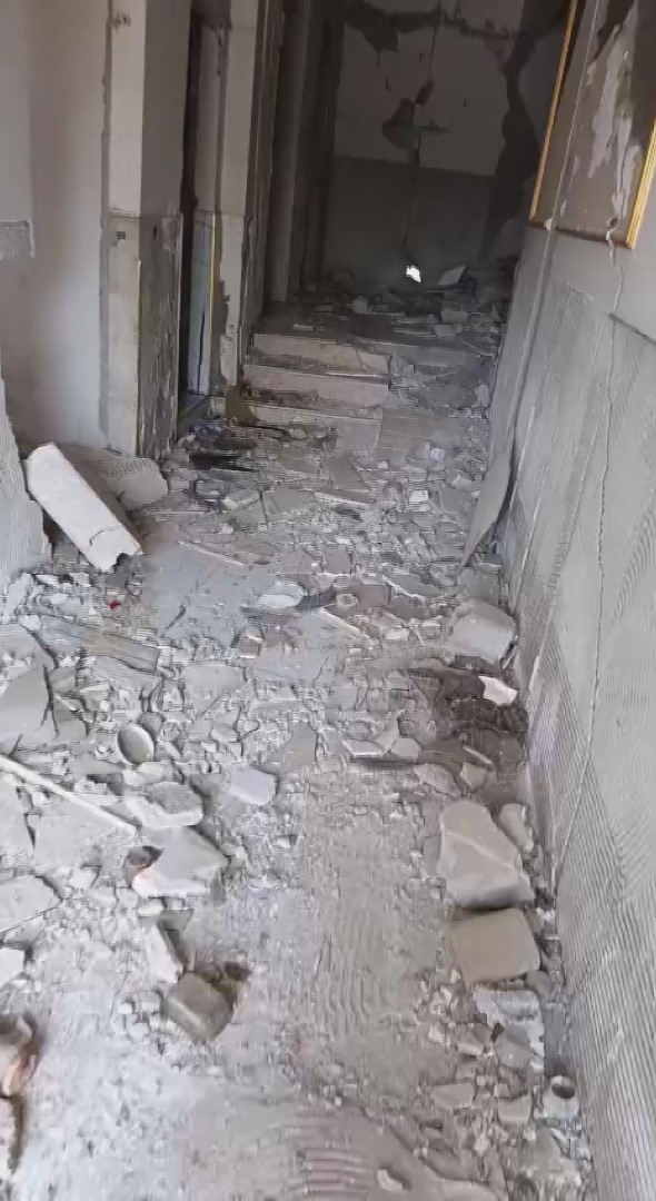 canini hice sayan hayvanseverin agir hasarli binadan kopegi kurtardigi anlar kamerada 4 AF3unbmS