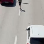 canini-hice-sayarak-akan-trafikte-boyle-yurudu-u87hpqHL.jpg