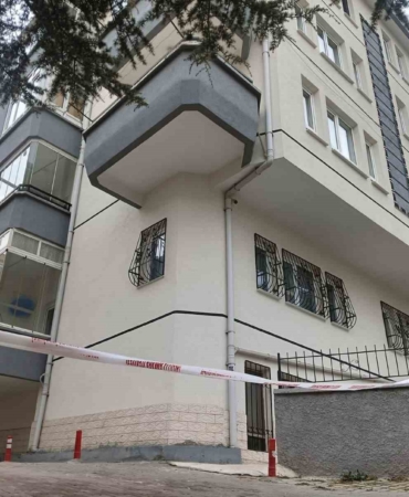 cankayada-cokme-olusan-apartmanda-yasayanlar-tedbir-amacli-tahliye-edildi-ks96EKBl.jpg