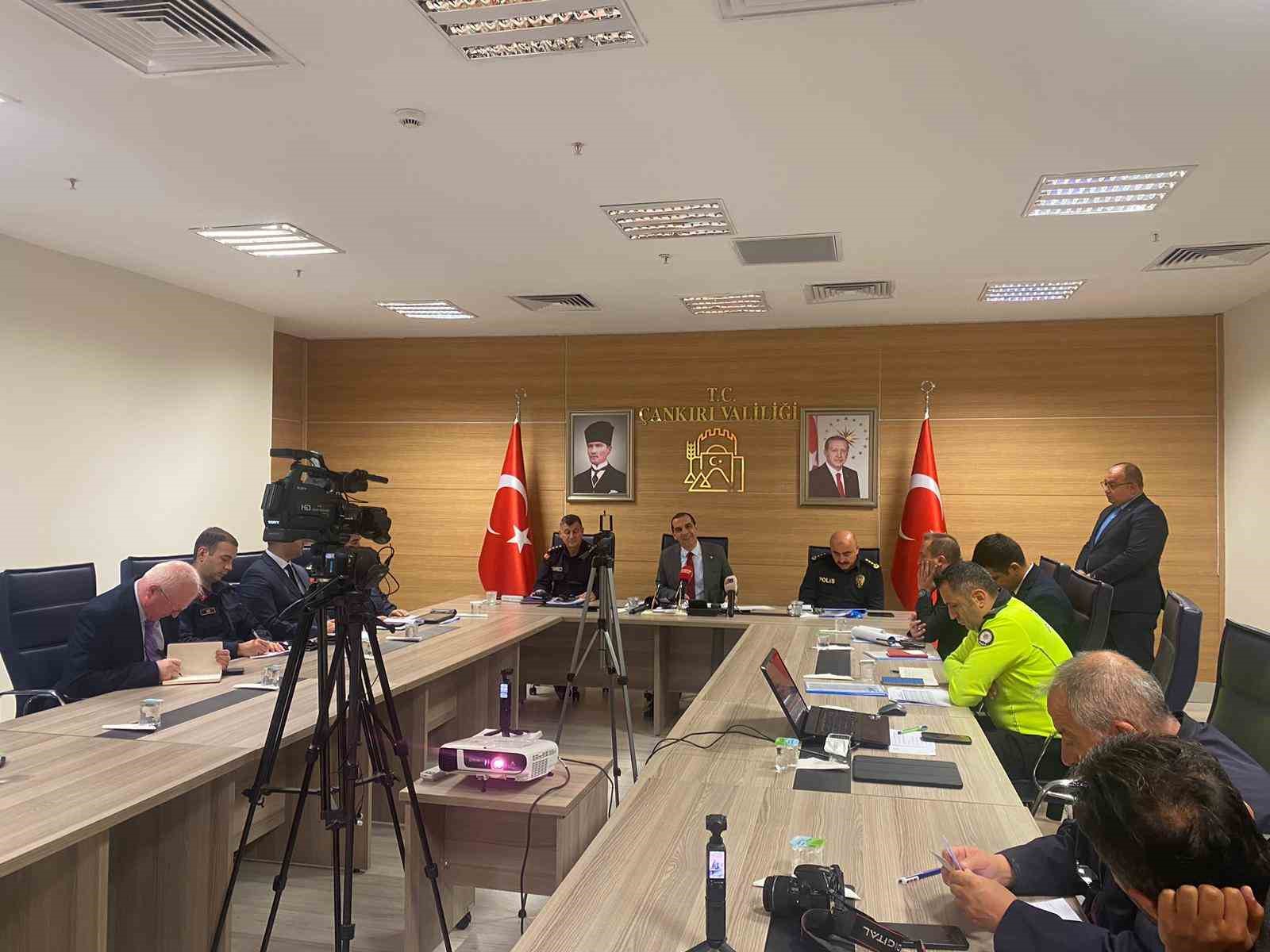 Çankırı Valisi Taşolar: "Saat 22.00’den sonra alkol satışını engellemek adına ekiplerimiz denetimlerini arttırdılar" 5 cankiri valisi tasolar saat 2200den sonra alkol satisini engellemek adina ekiplerimiz denetimlerini arttirdilar 1 jJhn22Jr