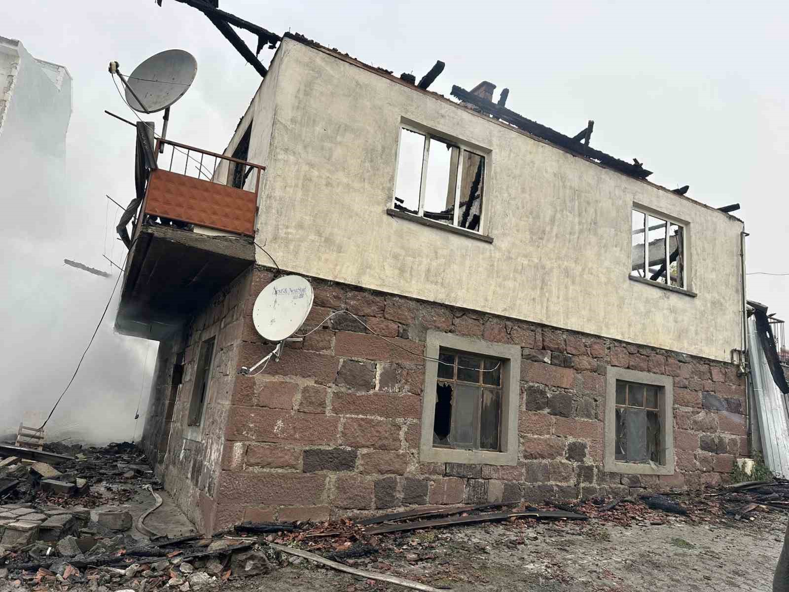 cankirida cikan yanginda 4 yapi ve 1 arac zarar gordu 2 ErBLSf9C