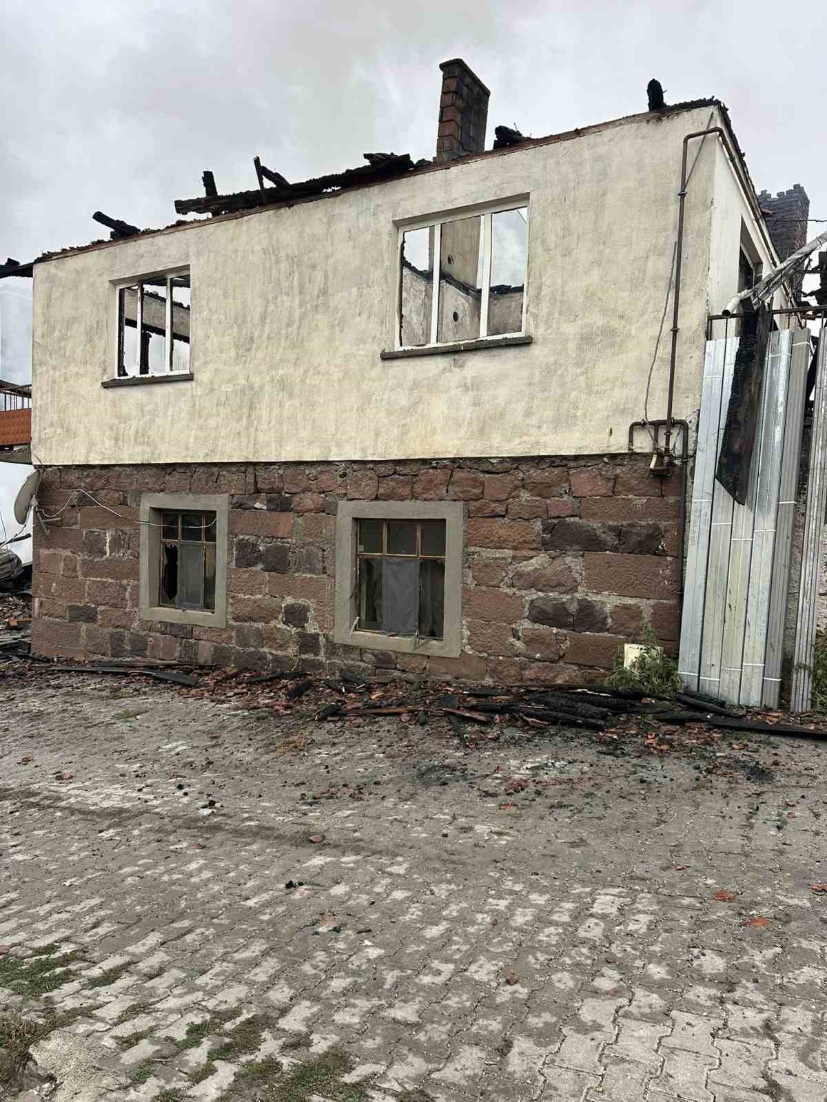 cankirida cikan yanginda 4 yapi ve 1 arac zarar gordu 6 SUvkGa4b