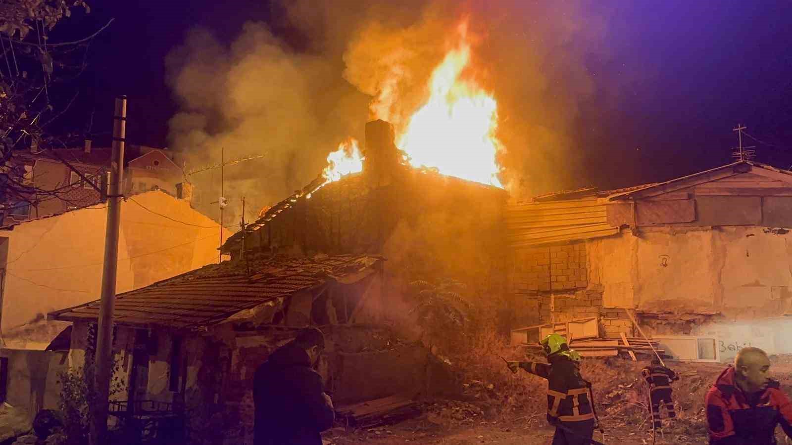 cankirida ev yangini iki ev alevlere teslim oldu 0 dv5nbpZZ